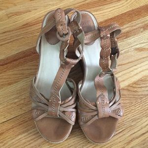 **Moving Sale** Frye Shay Leaf T Wedges 10